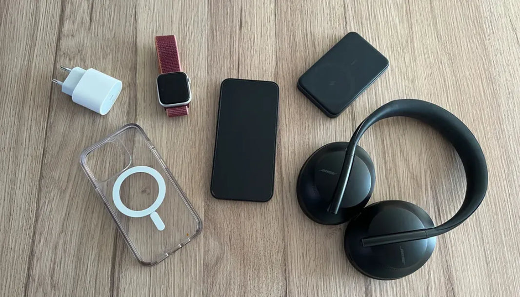 Sélection d’accessoires indispensables pour smartphone incluant coque MagSafe, chargeur, montre connectée, batterie externe, casque audio Bose – iTelier Lyon 2025.