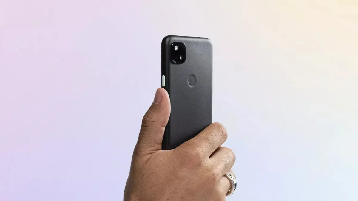 Smartphone Google Pixel gris tenu en main – iTelier explique les problèmes de batterie sur plusieurs modèles Pixel et leurs solutions.