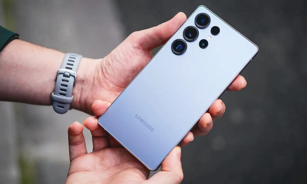 Smartphone Samsung Galaxy tenu en main, illustrant le guide 2026 d’iTelier Lyon pour identifier rapidement son modèle exact.