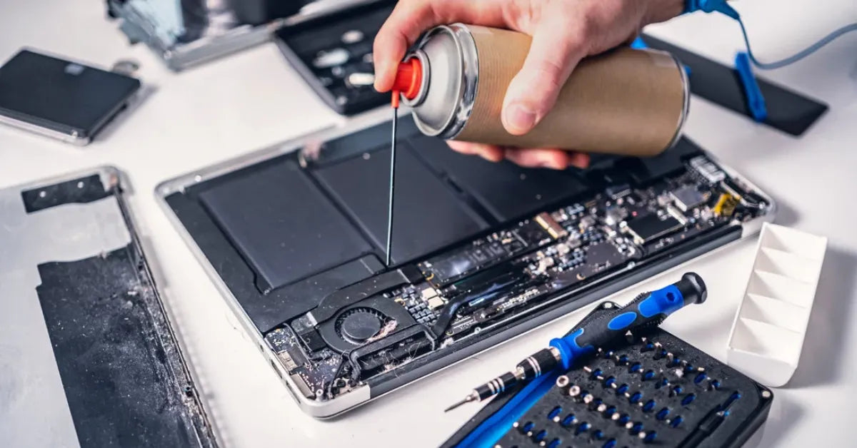 Technicien iTelier à Lyon réparant une tablette avec précision, illustrant le service de réparation par colis rapide et sécurisé pour smartphones et tablettes.