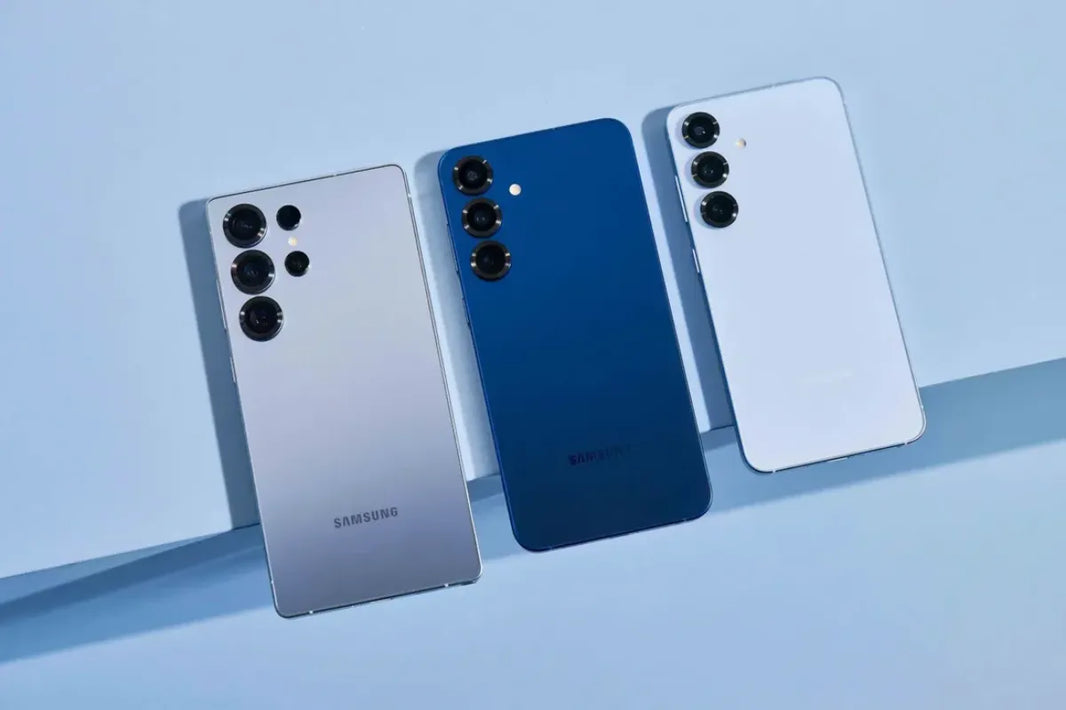 Nouveaux Samsung Galaxy S25, S25+ et S25 Ultra en coloris argent, bleu et blanc, présentation des dernières innovations – iTelier Lyon 2025.