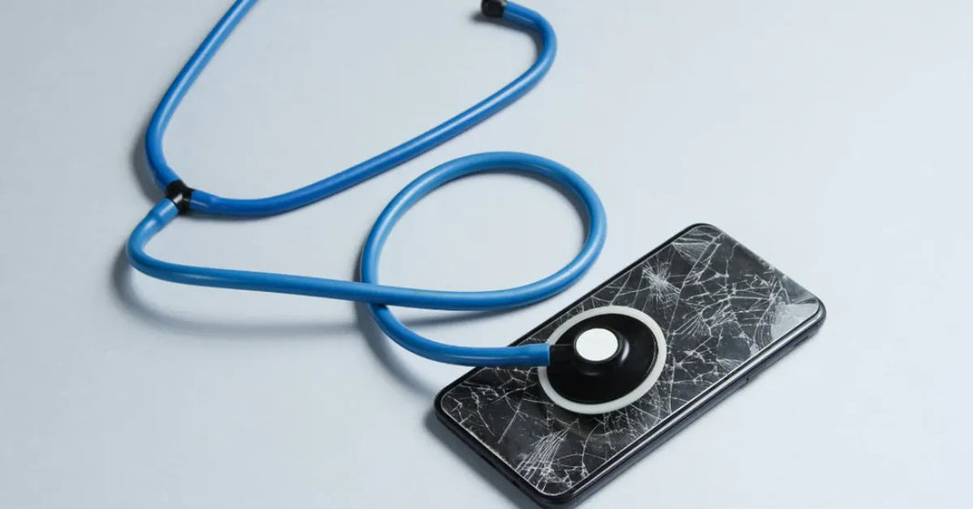 Smartphone endommagé avec stéthoscope bleu symbolisant le diagnostic et la réparation professionnelle chez iTelier à Lyon pour toutes pannes fréquentes de téléphone.