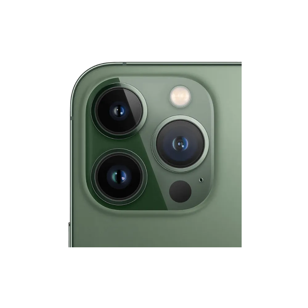 Gros plan sur triple capteur photo iPhone 13 Pro Max. Réparation lentille cassée ou module défectueux. iTelier Lyon & périphérie.