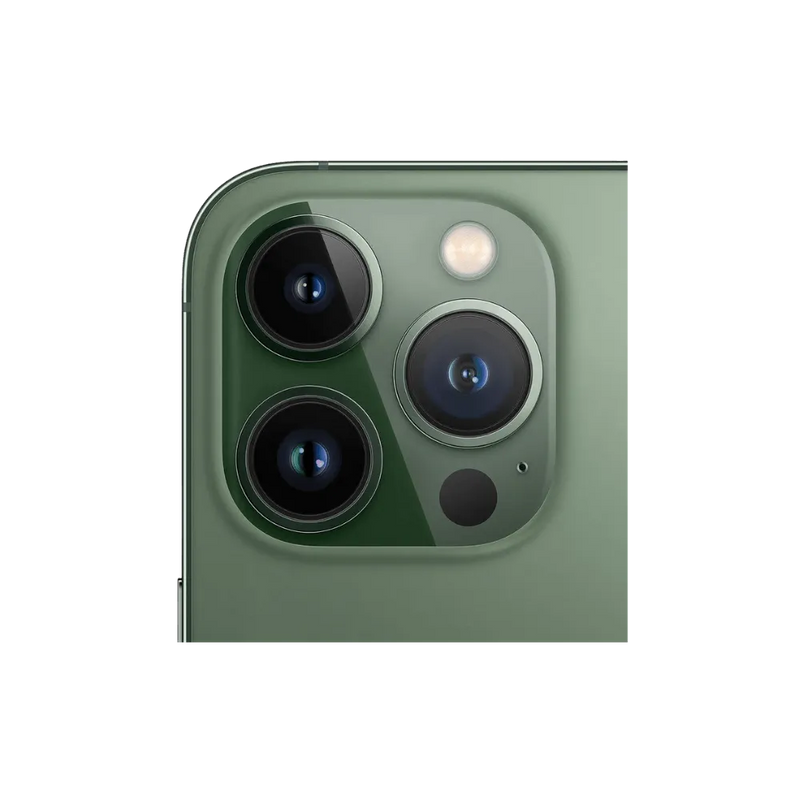 Gros plan sur triple capteur photo iPhone 13 Pro Max. Réparation lentille cassée ou module défectueux. iTelier Lyon & périphérie.