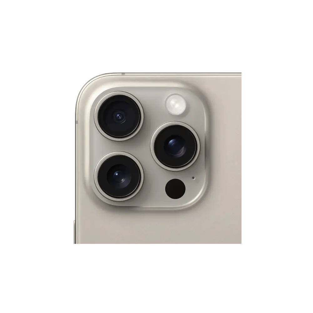 Zoom sur les 3 capteurs de l’iPhone 15 Pro Max titane. Réparation caméra ultra grand-angle chez iTelier Lyon, Limonest ou Tassin-la-Demi-Lune.