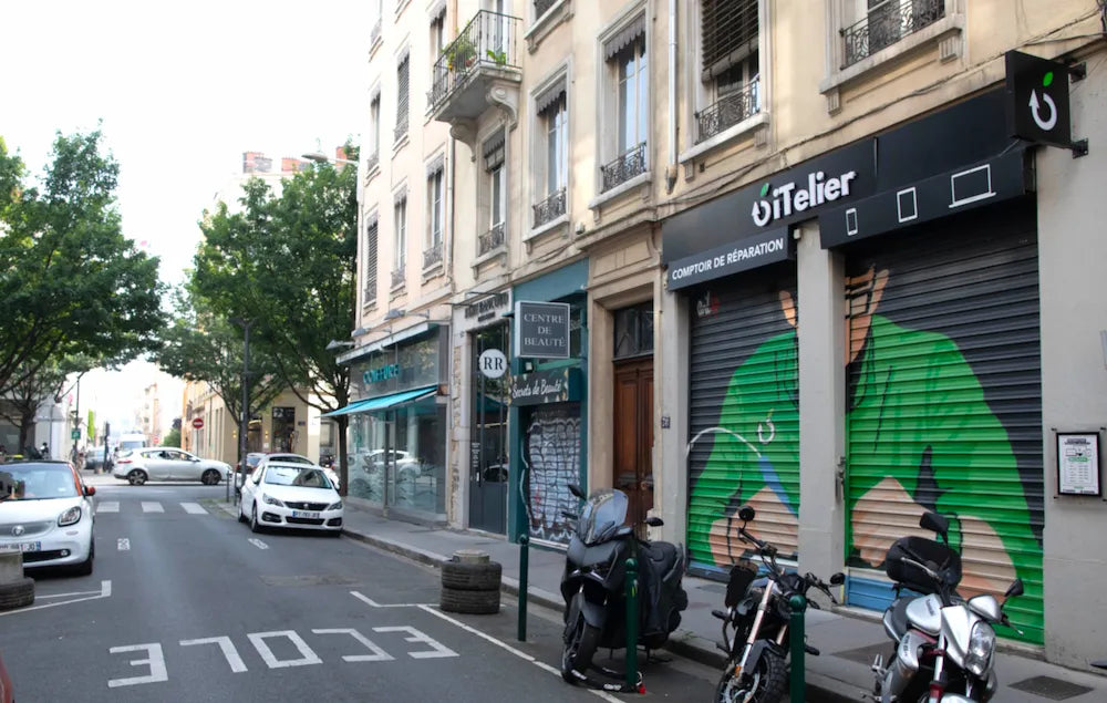 Devanture de la boutique iTelier à Lyon 6, spécialiste de la réparation de smartphone, tablette et MacBook, située rue Ney à proximité de Villeurbanne.