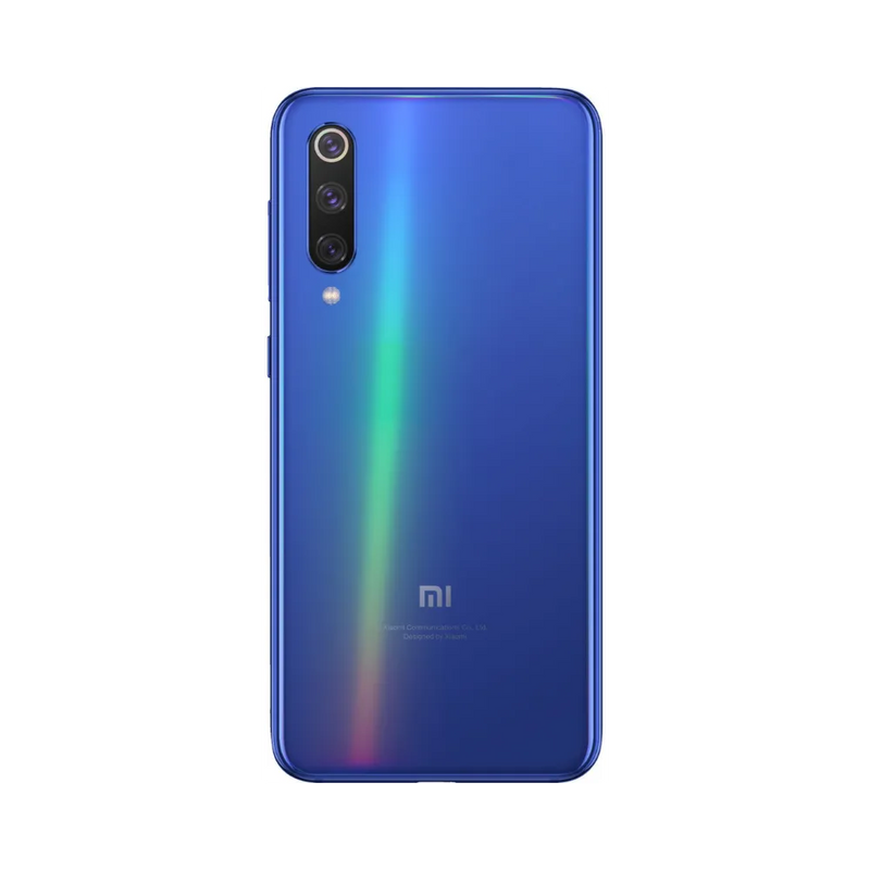 Dos du Xiaomi Mi 9 SE bleu avec triple caméra verticale — réparation appareil photo et vitre arrière par iTelier Lyon, techniciens experts, diagnostic offert et pièces garanties 1 an.