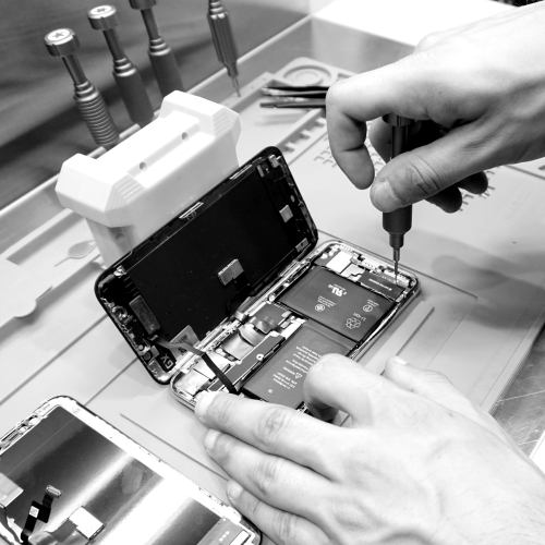 Réparation technique d’un smartphone en atelier iTelier Lyon : démontage pour remplacement de batterie ou composant interne, service expert garanti