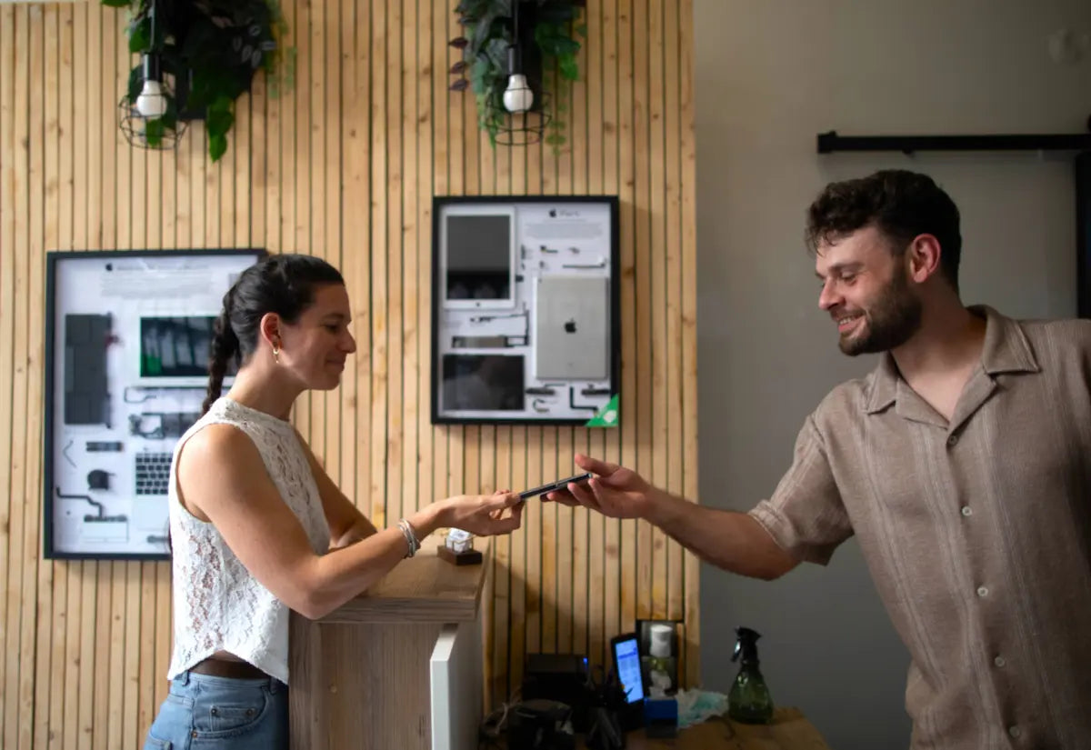Client satisfait récupérant son smartphone réparé chez iTelier Lyon – Service rapide, professionnel et garanti.