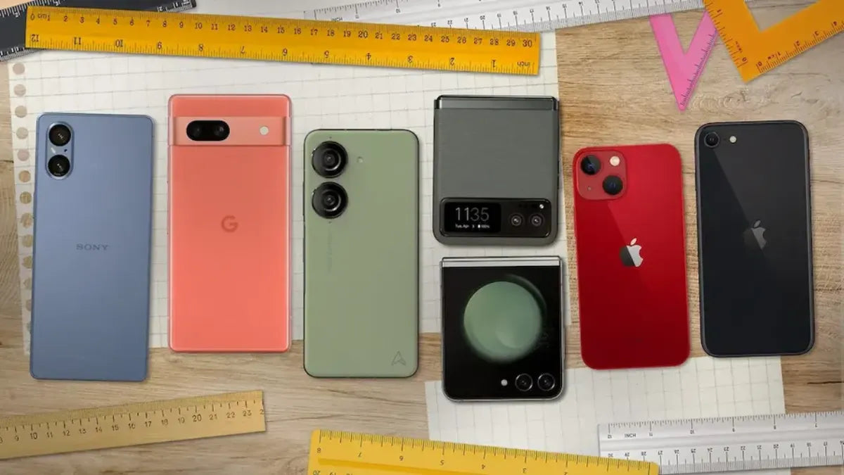 Sélection de smartphones compacts 2025 (Sony, Google Pixel, Asus, Samsung, Apple) posés sur un bureau avec règles – illustration de l’article iTelier Lyon sur le retour des petits téléphones performants.