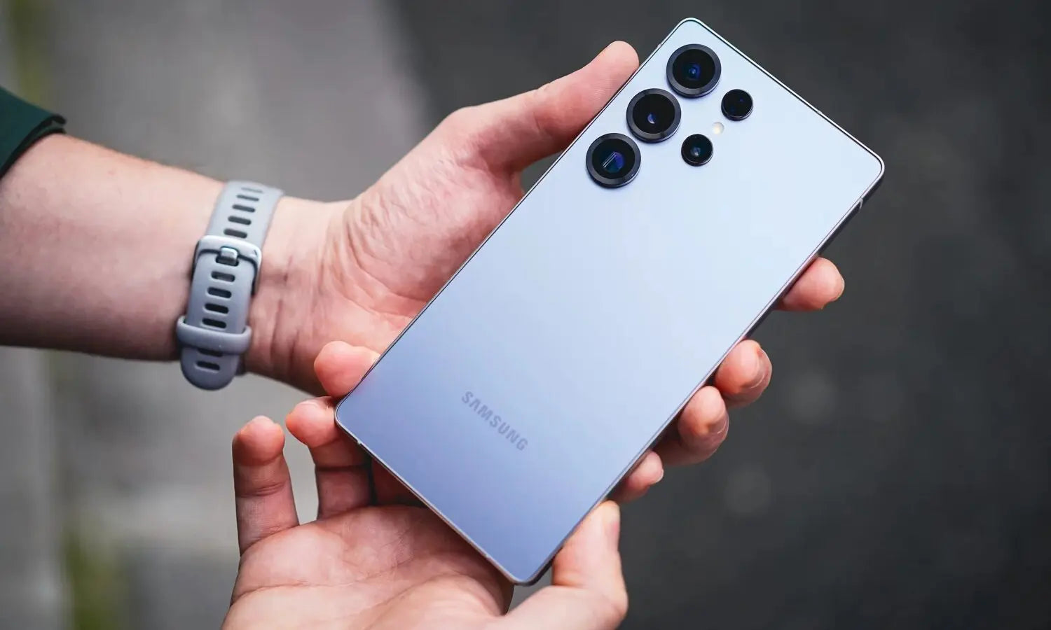 Smartphone Samsung Galaxy tenu en main, illustrant le guide 2026 d’iTelier Lyon pour identifier rapidement son modèle exact.