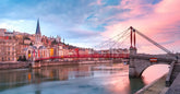 Vue panoramique de la passerelle Saint-Georges à Lyon au coucher du soleil, symbole emblématique de la ville, idéale pour illustrer la localisation des services iTelier.