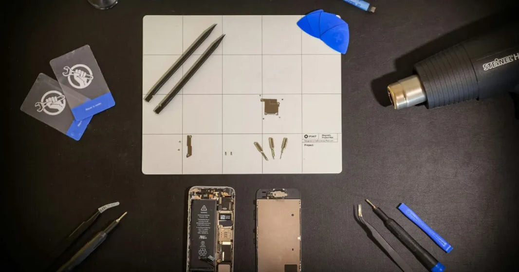 Outils et pièces détachées pour la réparation professionnelle de smartphones à l’atelier iTelier à Lyon, illustrant la précision et la qualité des interventions.
