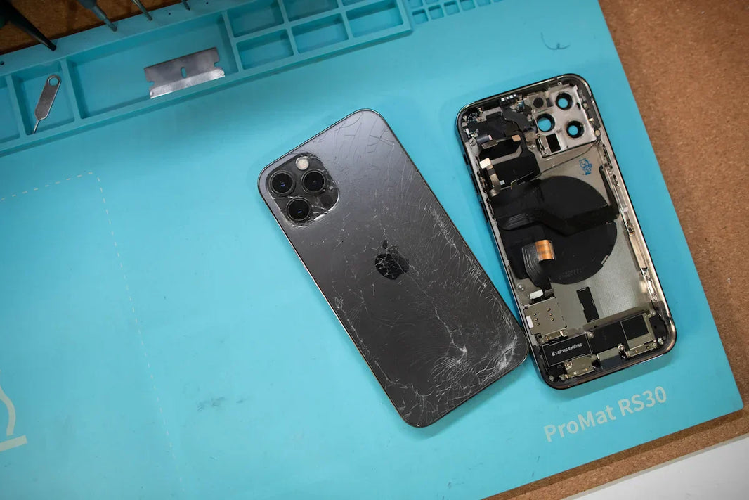 Réparation vitre arrière iPhone cassée à Lyon par iTelier : remplacement professionnel avec machine laser, diagnostic gratuit et pièces garanties 1 an. Service rapide et fiable pour redonner vie à votre smartphone Apple en toute sécurité.