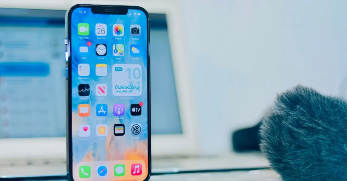 Smartphone reconditionné haut de gamme iTelier à Lyon avec garantie 2 ans, écran allumé sur bureau, qualité premium et contrôle technique complet.