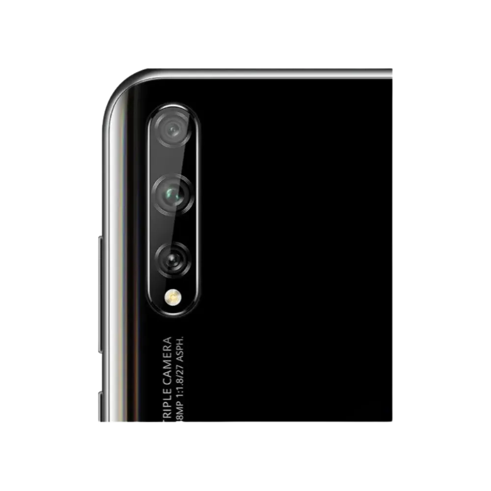 Huawei Y8p placé horizontalement sur fond noir, vue rapprochée de la caméra arrière et du flash, idéal pour mise en avant des réparations caméra et vitre arrière par iTelier Lyon.