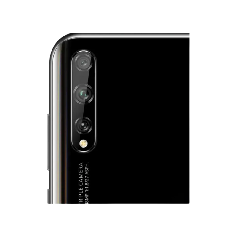 Huawei Y8p placé horizontalement sur fond noir, vue rapprochée de la caméra arrière et du flash, idéal pour mise en avant des réparations caméra et vitre arrière par iTelier Lyon.