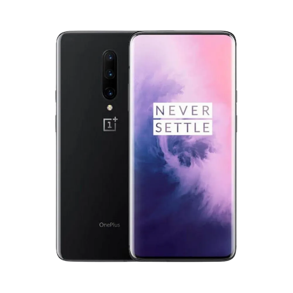 Réparation OnePlus 7 Pro iTelier Lyon – smartphone affiché avec écran avant allumé en position verticale et dos noir visible à gauche avec triple capteur photo vertical, optimisé pour remplacement écran, batterie et diagnostic gratuit.