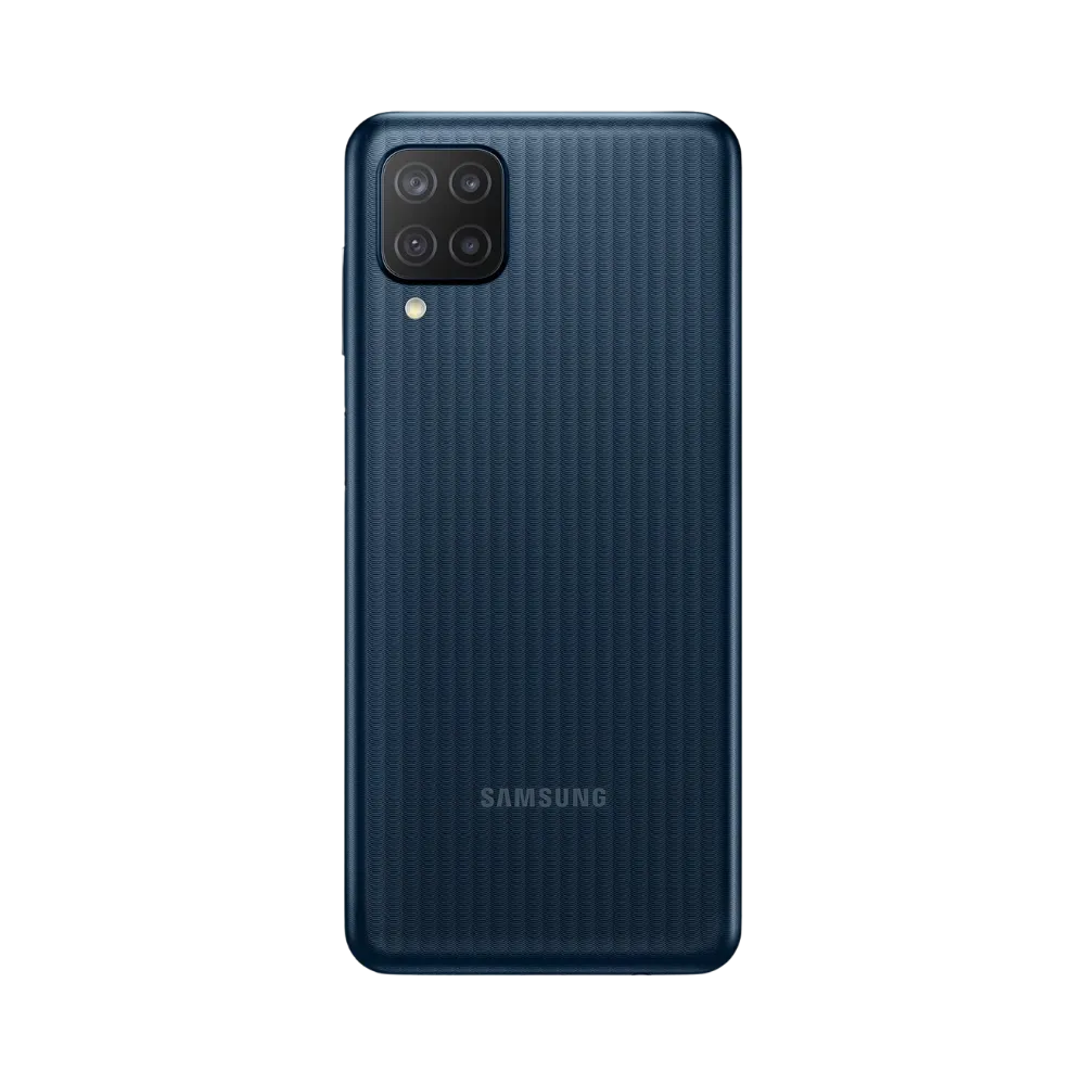 Dos du Samsung Galaxy M12 bleu texturé, module photo carré à quatre capteurs avec flash, smartphone présenté pour réparation chez iTelier Lyon : remplacement vitre arrière, batterie, diagnostic gratuit et service garanti 1 an.