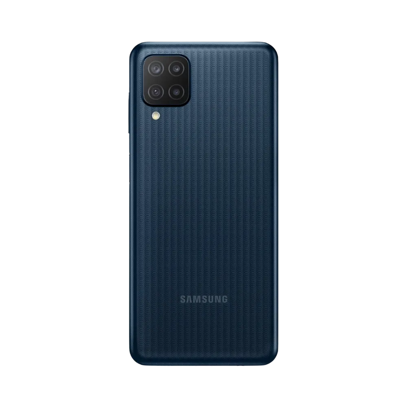 Dos du Samsung Galaxy M12 bleu texturé, module photo carré à quatre capteurs avec flash, smartphone présenté pour réparation chez iTelier Lyon : remplacement vitre arrière, batterie, diagnostic gratuit et service garanti 1 an.