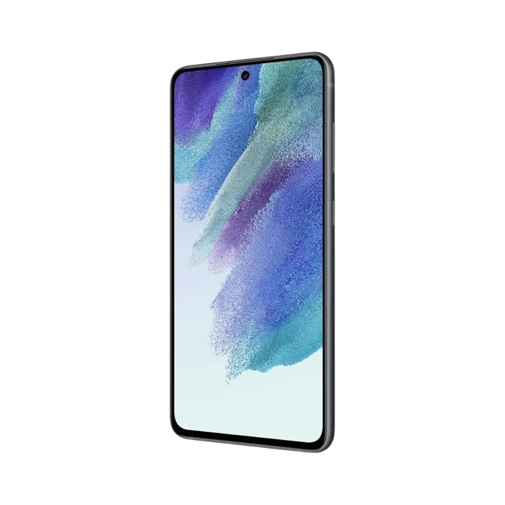 Galaxy S21 FE 5G noir vu en perspective arrière, mettant en avant la finesse et le bloc photo vertical. Réparations iTelier Lyon : vitre arrière, haut-parleur interne, connecteur de charge. Service local rapide ou envoi national sécurisé.