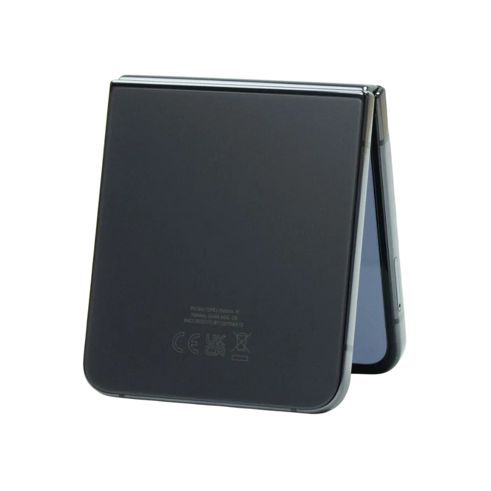 Samsung Galaxy Z Flip4 plié en mode compact avec charnière solide. iTelier Lyon : réparation charnière pliable, remplacement écran, changement connecteur de charge. Diagnostic offert et pièces garanties.